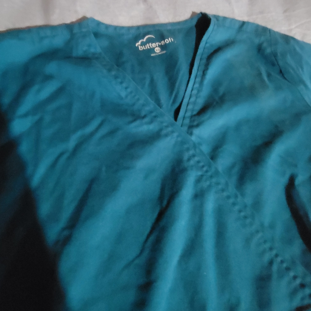 Butter-Soft Teal Scrub Top - Picture 3 of 4